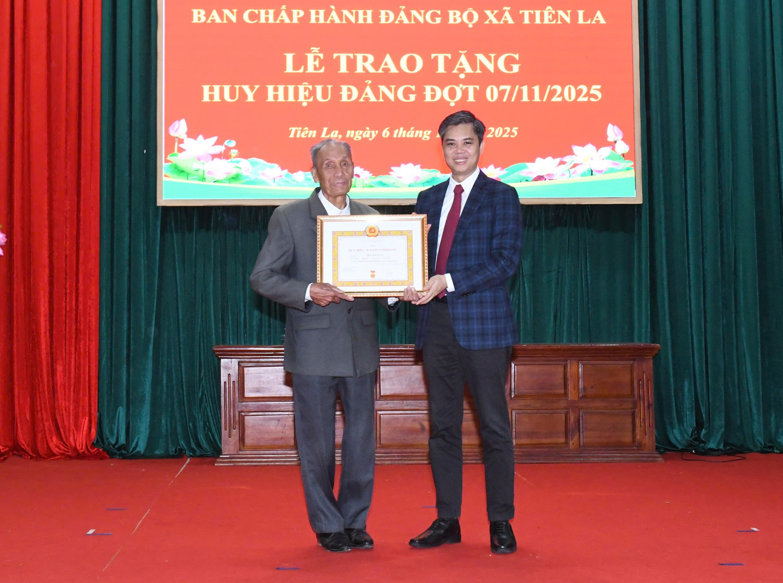Đảng bộ xã Tiên La long trọng tổ chức Lễ trao tặng huy hiệu Đảng cho 34 đồng chí đảng viên đợt 7/11