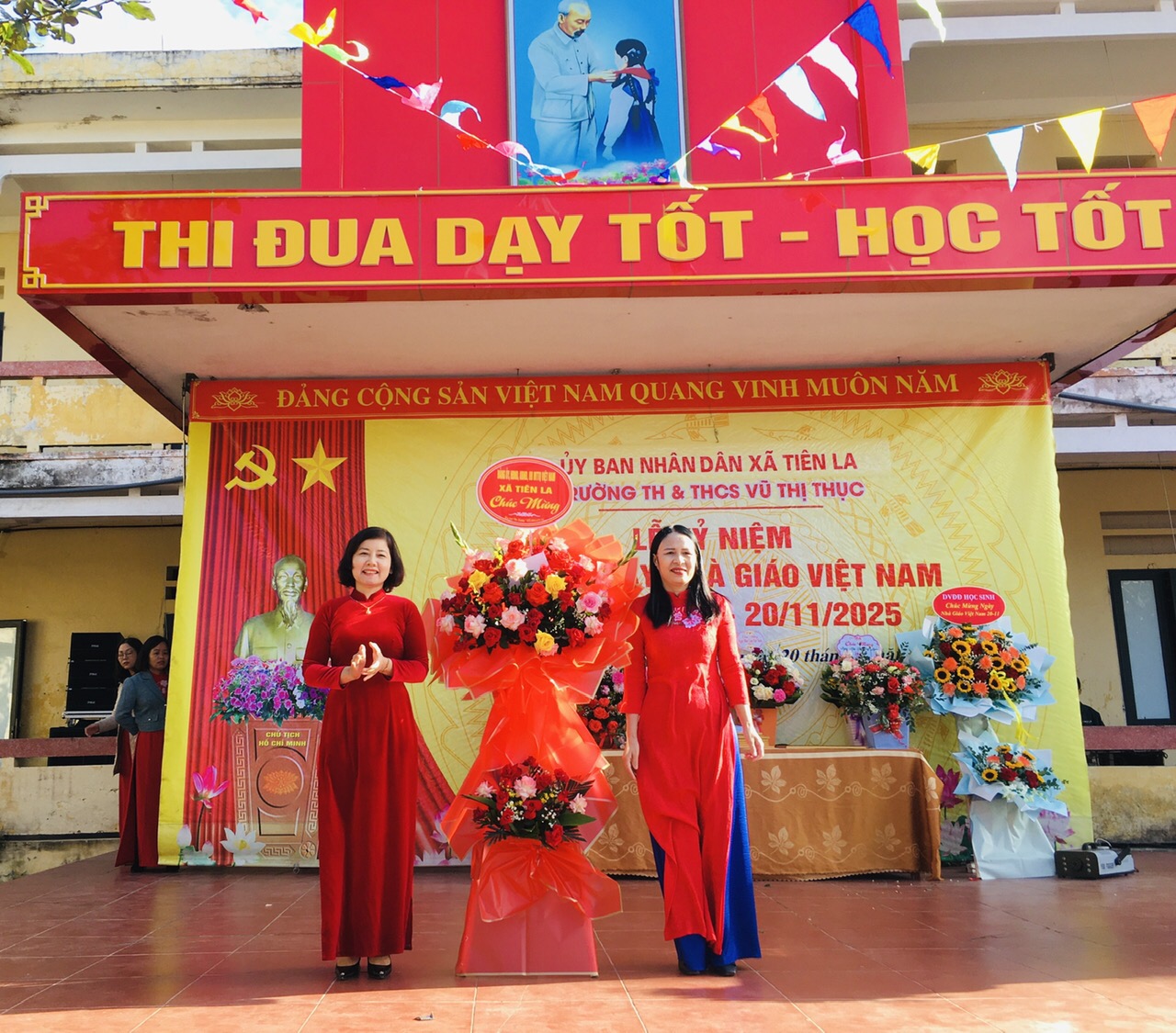 Các đồng chí lãnh dạo Đảng ủy, HĐND, UBND, Ủy ban MTTQ xã thăm và chúc mừng ngày nhà giáo Việt Nam các trường học trên địa bàn