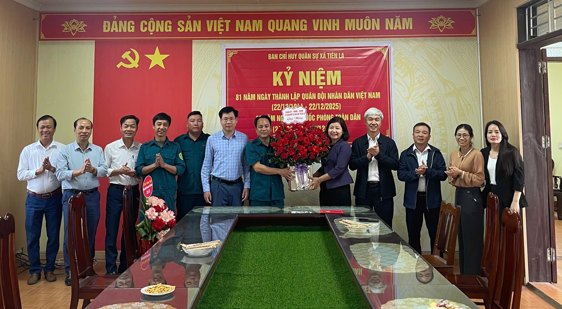 Các đồng chí lãnh đạo Đảng uỷ, HĐND, UBND, UBMTTQ Việt Nam xã Tiên La đã đến thăm, động viên, chúc mừng cán bộ, chiến sỹ Ban chỉ huy Quân sự xã nhân kỷ niệm 81 năm ngày thành lập quân đội nhân dân Việt Nam