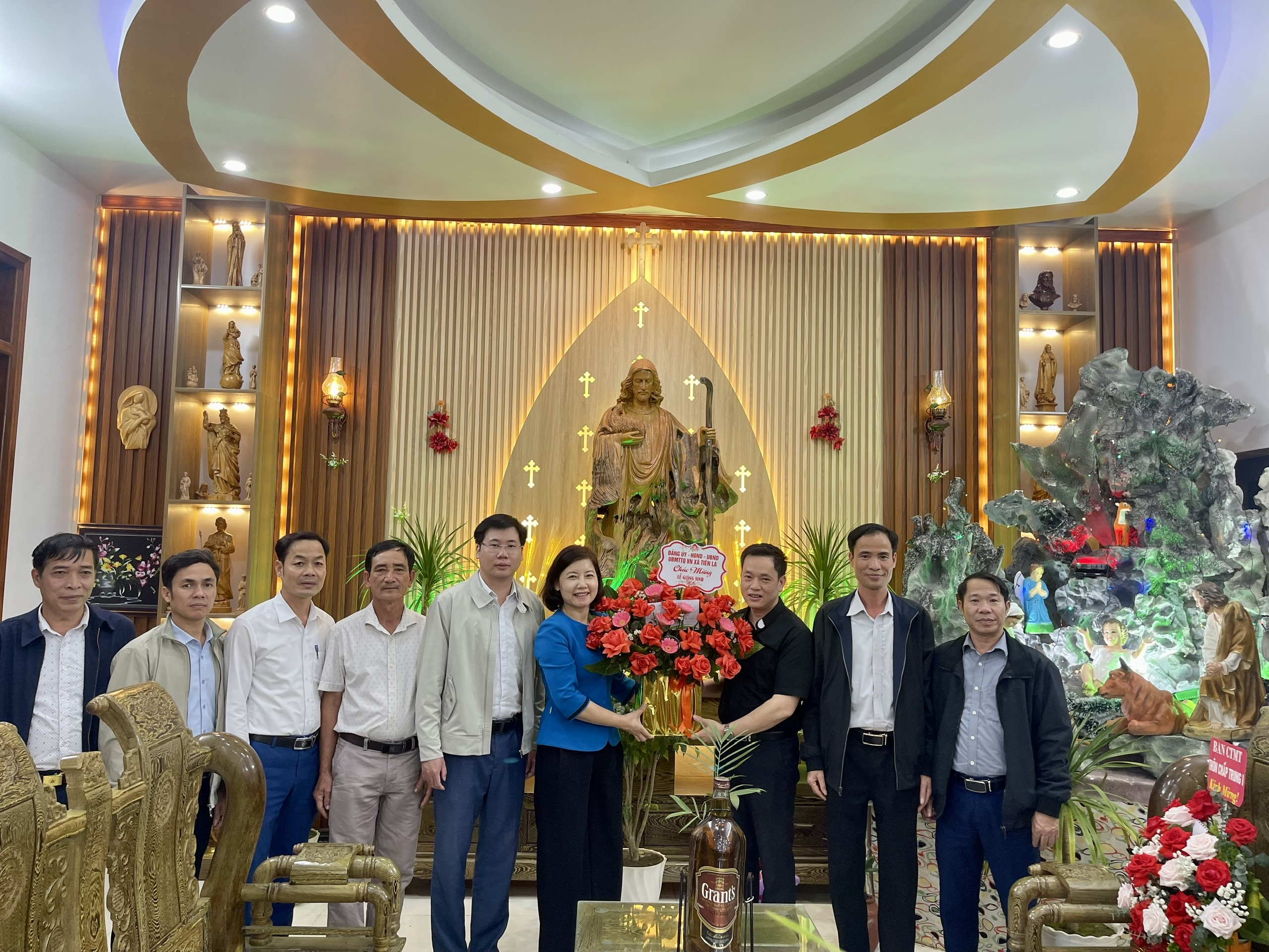 Thường trực Đảng uỷ, HĐND, UBND, Uỷ ban MTTQVN cùng các ban, ngành, đoàn thể xã Tiên La thăm và chúc mừng Giáo xứ, giáo họ nhân dịp Lễ Giáng sinh 2025