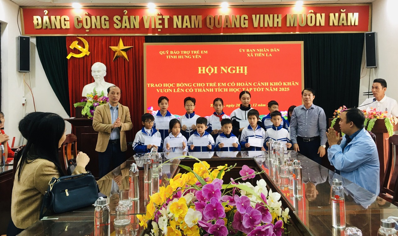 Trao học bổng cho học sinh xã Tiên La có hoàn cảnh khó khăn vươn lên có thành tích học tập tốt năm 2025