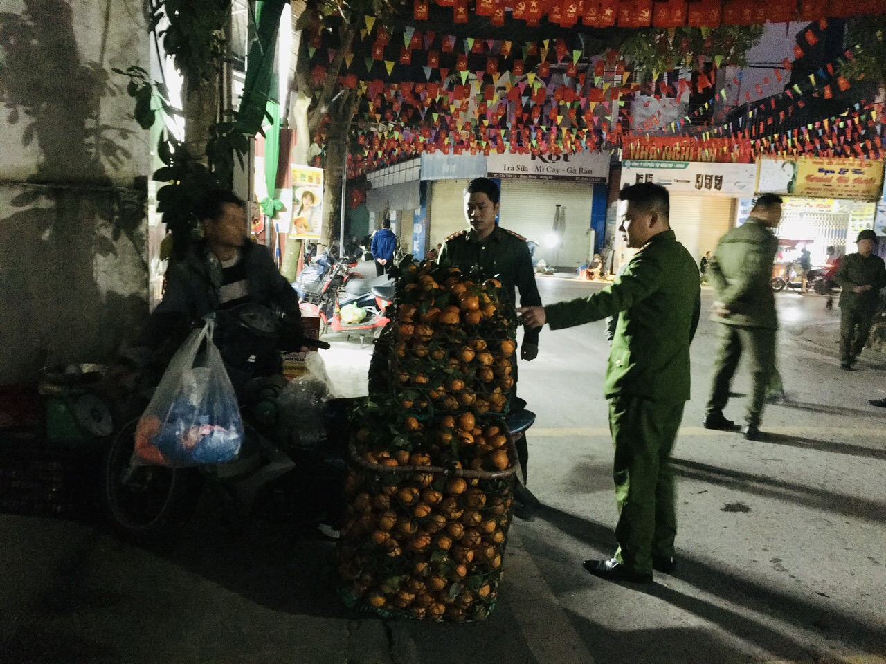 Lực lượng công an xã Tiên La ra quân giải tỏa họp chợ trái phép 2 bên cầu Tiên La