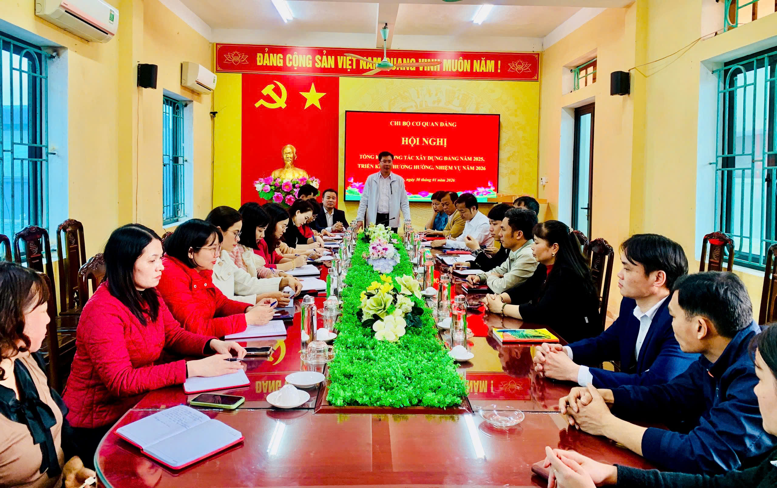 Chi bộ cơ quan Đảng xã Tiên La tổ chức hội nghị tổng kết đánh giá tình hình thực hiện nhiệm vụ năm 2025