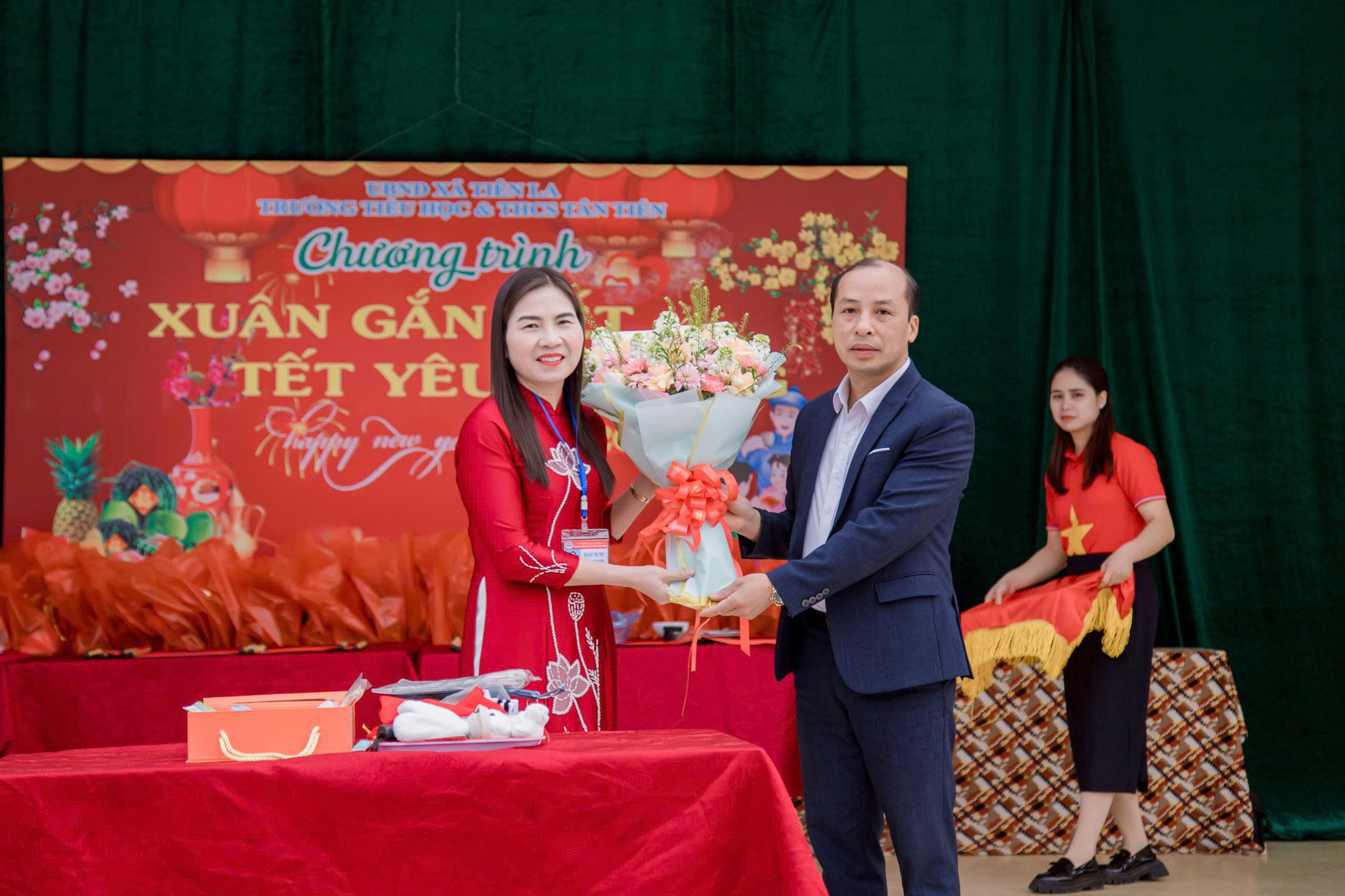 Trường Tiểu học và THCS Tân Tiến tổ chức Hoạt động ngoại khóa “ Xuân gắn kết, Tết yêu thương”