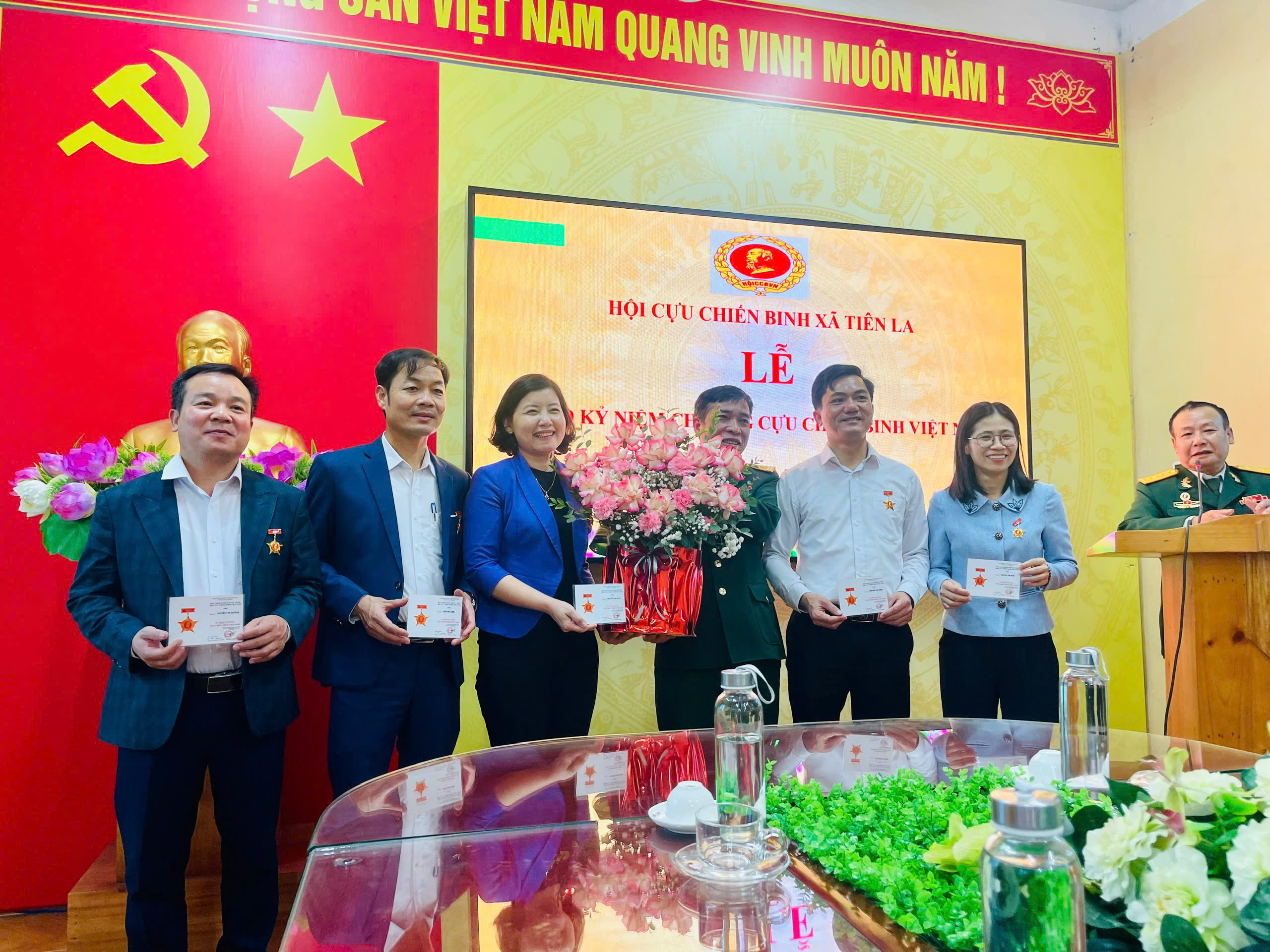 Hội Cựu chiến binh xã Tiên La tổ chức Lễ trao tặng Kỷ niệm chương đợt 22/12 năm 2025