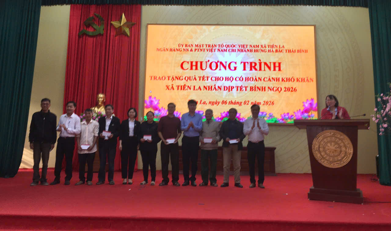 MTTQ Việt Nam xã Tiên La phối hợp với Ngân hàng nông nghiệp và phát triển nông thôn Hưng Hà chi nhánh Bắc Thái Bình trao quà Tết cho hộ có hoàn cảnh khó khăn trên địa bàn