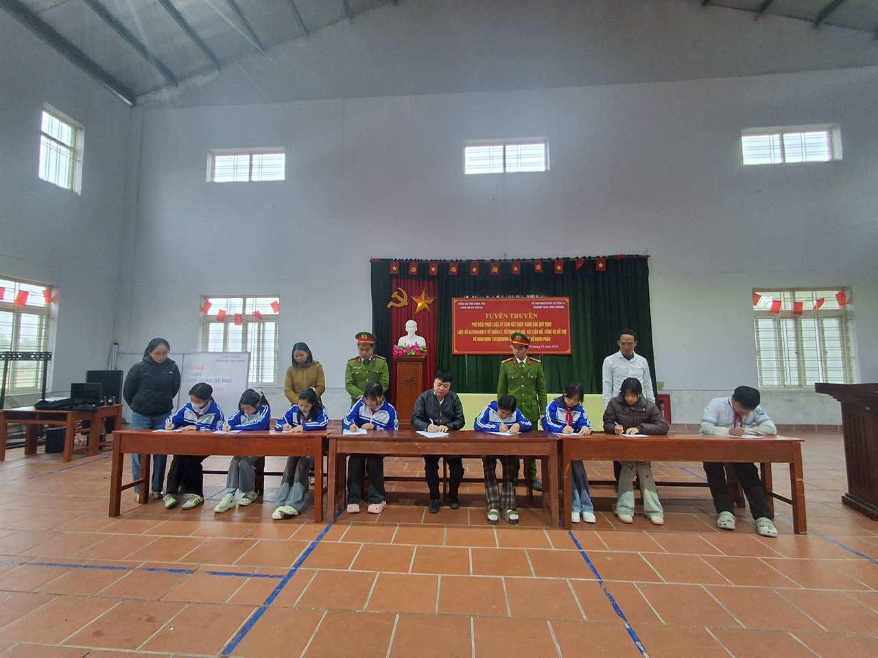 Trường THCS Thái Phương phối hợp với công an xã Tiên La tổ chức tiết học ngoại hóa tuyên truyền Luật 14 và Nghị định 137 nhân dịp Tết Nguyên đán Bính Ngọ