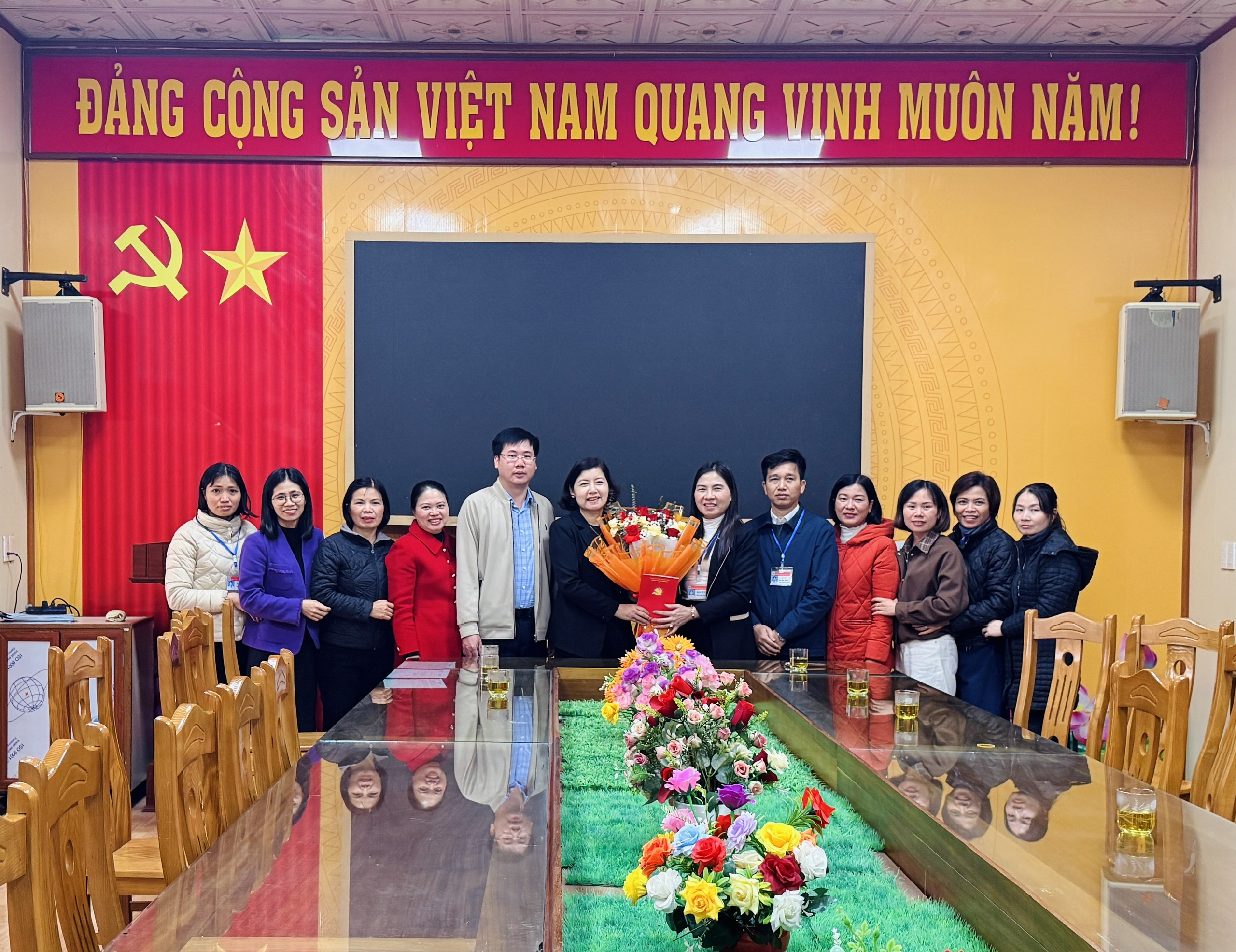 Các đồng chí lãnh đạo Đảng ủy xã chúc mừng các trường THCS, Tiểu học và THCS có học sinh đạt thành tích cao trong kỳ thi học sinh giỏi cấp tỉnh năm học 2025-2026