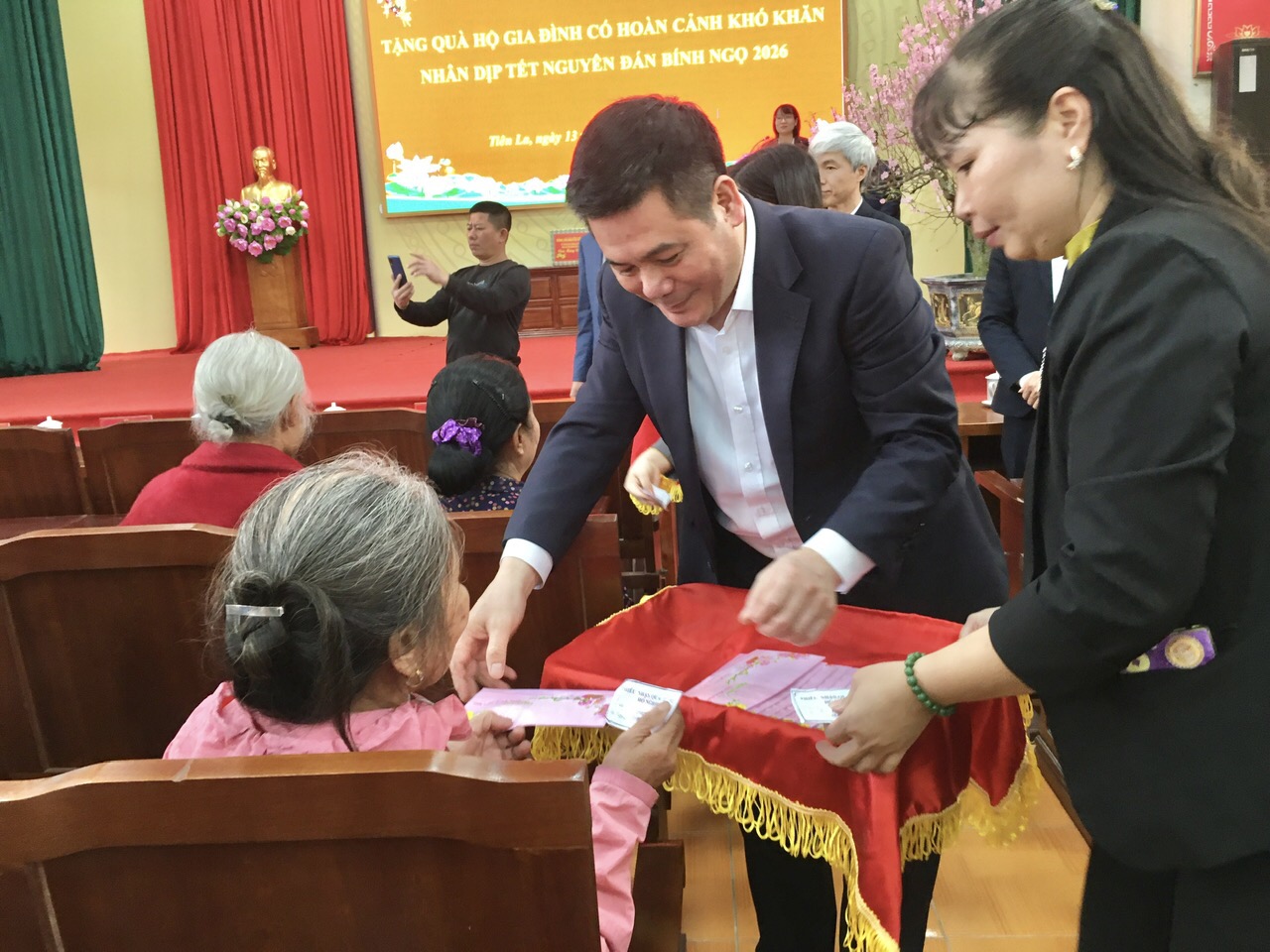 Đồng chí Nguyễn Hồng Diên, Ủy viên Trung ương Đảng, Bộ trưởng Bộ Công Thương; Phó Bí thư chuyên trách Đảng ủy Quốc hội nhiệm kỳ 2020-2025 cùng đoàn công tác đã trao quà Tết cho hộ nghèo, hộ có hoàn cảnh khó khăn của xã Tiên La