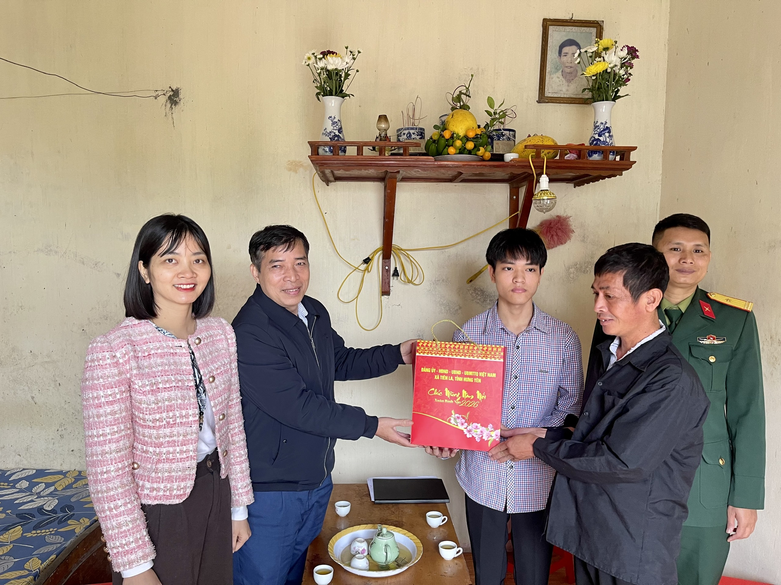 Mặt trận Tổ quốc và các đoàn thể xã Tiên La thăm, tặng quà thanh niên  có hoàn cảnh khó khăn trúng tuyển nghĩa vụ quân sự năm 2026