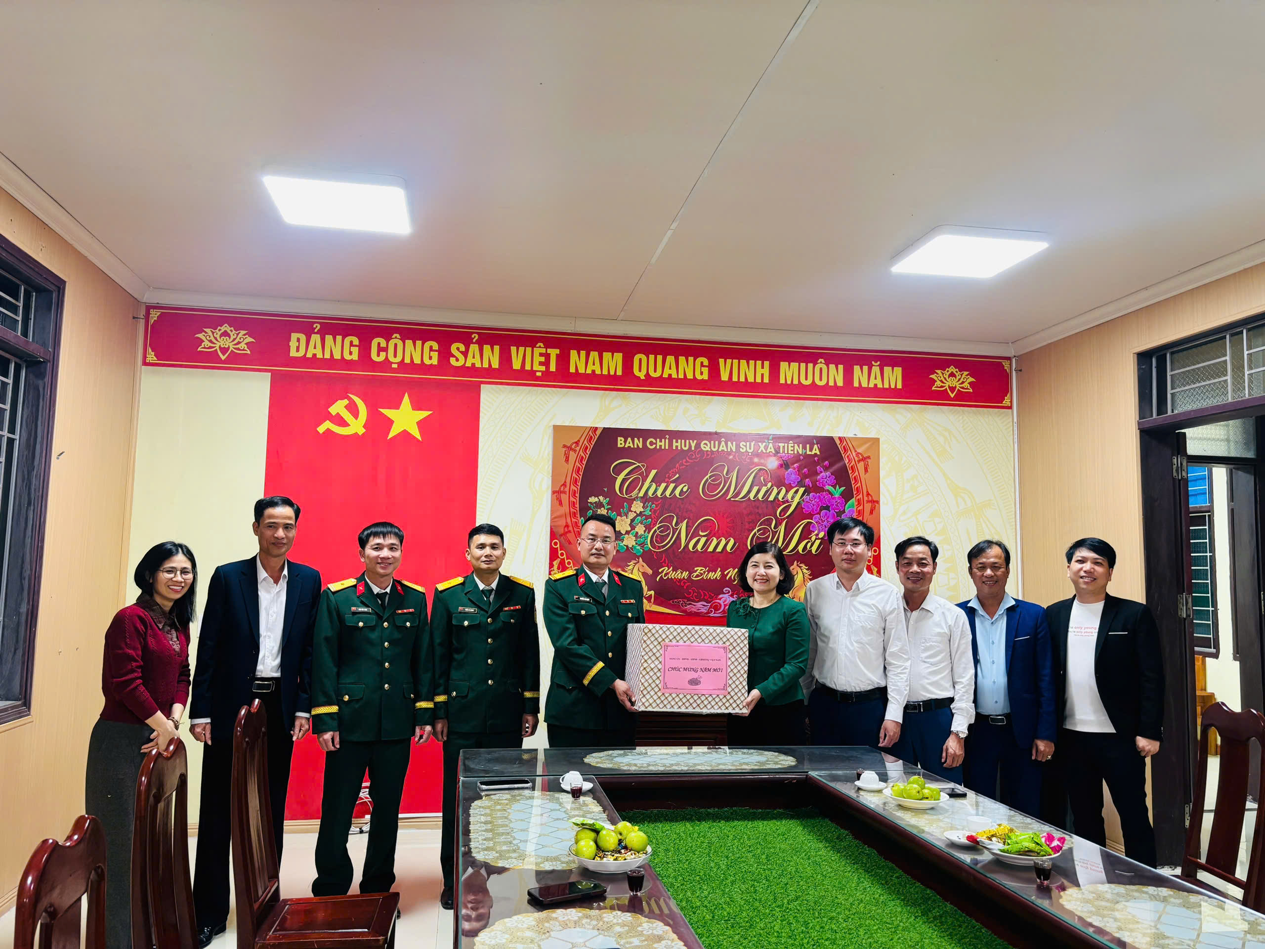Các đồng chí lãnh đạo Đảng ủy - HĐND – UBND- Ủy ban MTTQ  xã Tiên La đã đến thăm, chúc Tết tập thể lãnh đạo, cán bộ, chiến sĩ, nhân viên Ban Chỉ huy Quân sự xã,  lực lượng công an và Trạm Y tế xã và kiểm tra công tác trực đảm bảo an ninh trật tự, thực hiện Luật 14, Nghị định 137 tại các thông làng