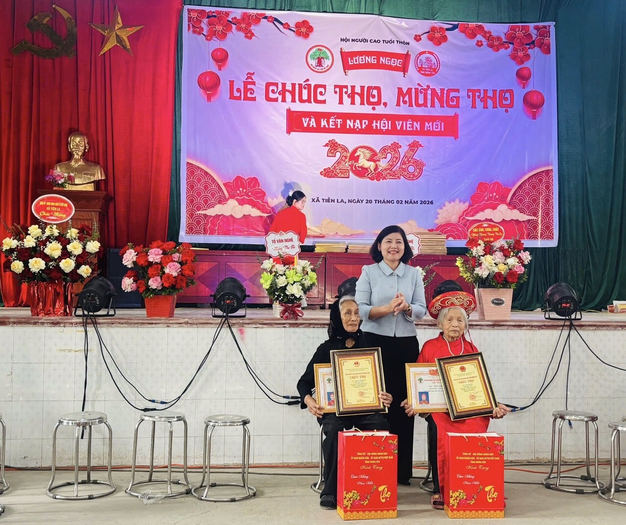 Đồng chí Nguyễn Thị Lệ Hà, Bí thư Đảng ủy, Chủ tịch HĐND xã dự Lễ mừng thọ tại thôn Lương Ngọc