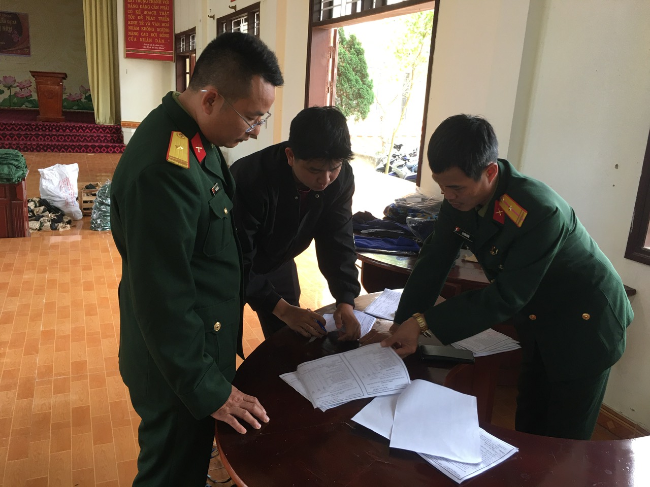Hội đồng nghĩa vụ quân sự xã Tiên La phát quân trang cho tân binh lên đường nhập ngũ 2026