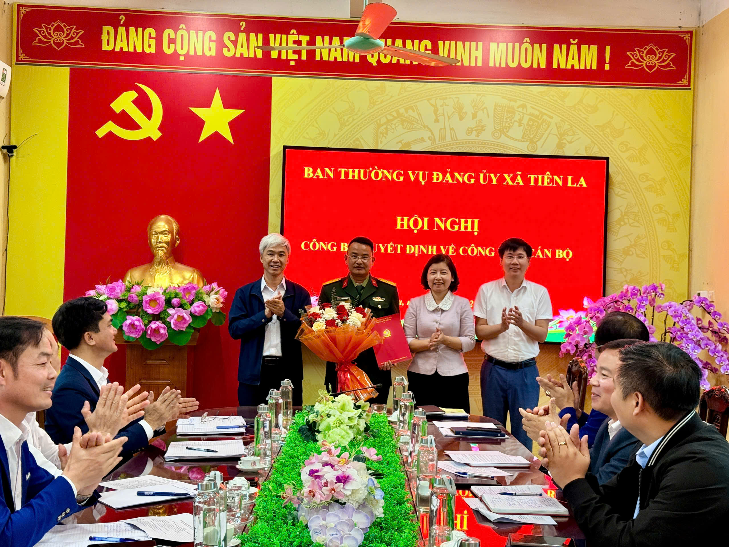 Ban Thường vụ Đảng ủy xã Tiên La tổ chức Hội nghị công bố Quyết định của Ban Thường vụ Tỉnh ủy về chỉ định Ủy viên Ban Chấp hành, Ban Thường vụ Đảng bộ xã Tiên La nhiệm kỳ 2025 - 2030 đối với Thiếu tá Nguyễn Chí Hạnh