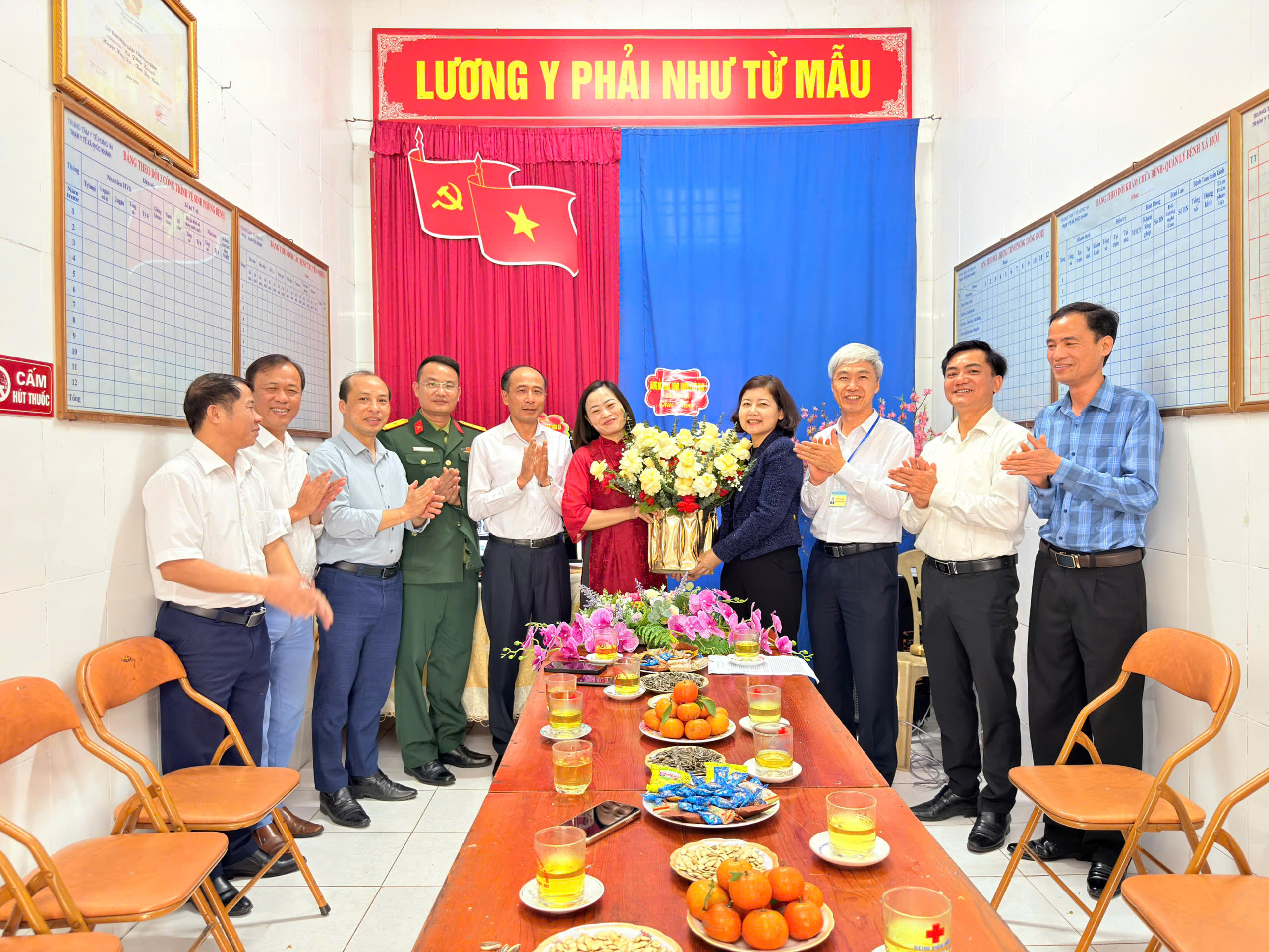 Các đồng chí Thường trực Đảng ủy, lãnh đạo HĐND, UBND, Ủy ban MTTQ Việt Nam xã, các ban ngành, đoàn thể, các cơ quan, đơn vị đã đi thăm, chúc mừng cán bộ, nhân viên trạm y tế xã Tiên La