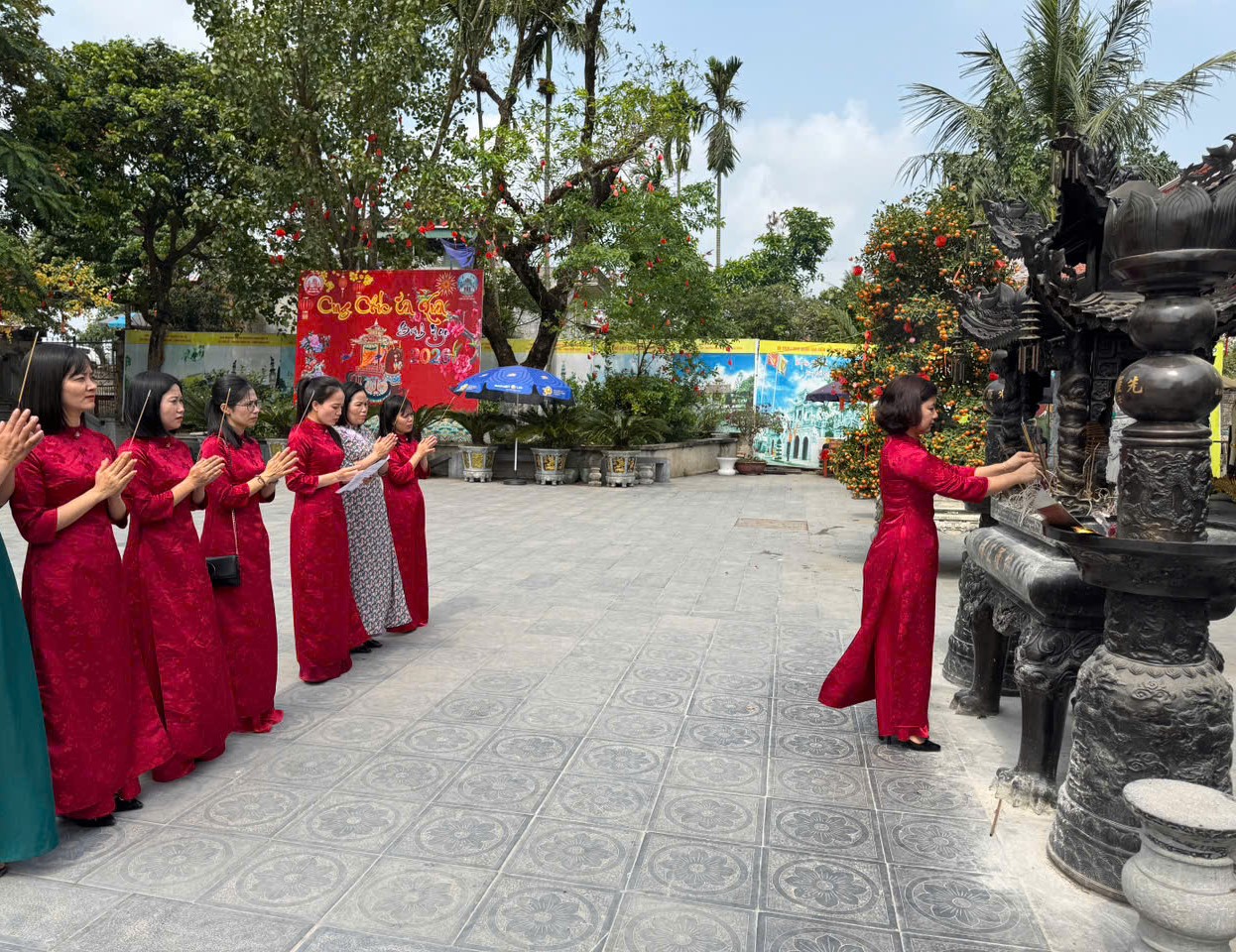 Nữ cán bộ công chức khối Đảng ủy –HĐND-  UBND xã Tiên La dâng hương tại đền Tiên La