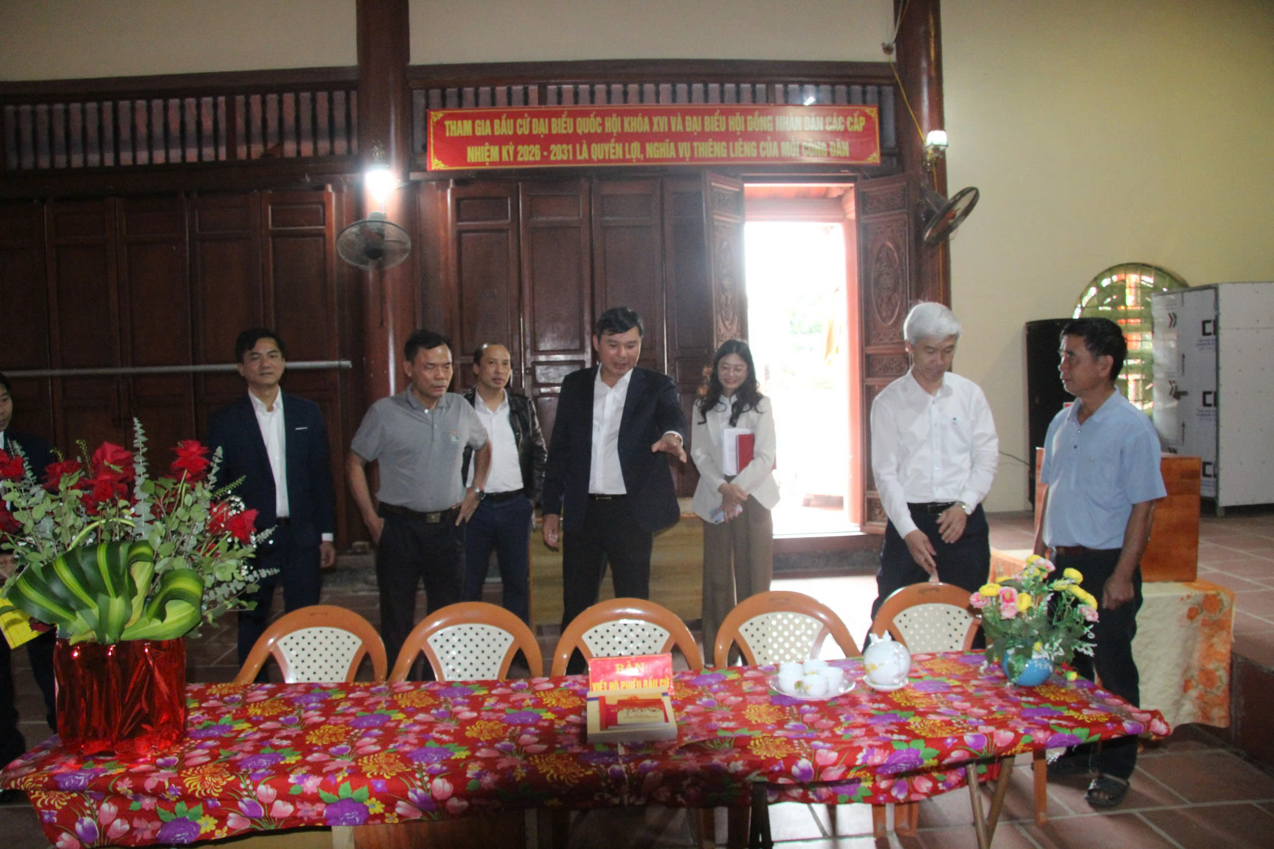 Đồng chí Nguyễn Lê Huy, Ủy viên Ban Thường vụ Tỉnh ủy, Phó Chủ tịch Thường trực UBND tỉnh kiểm tra công tác bầu cử tại một số địa phương