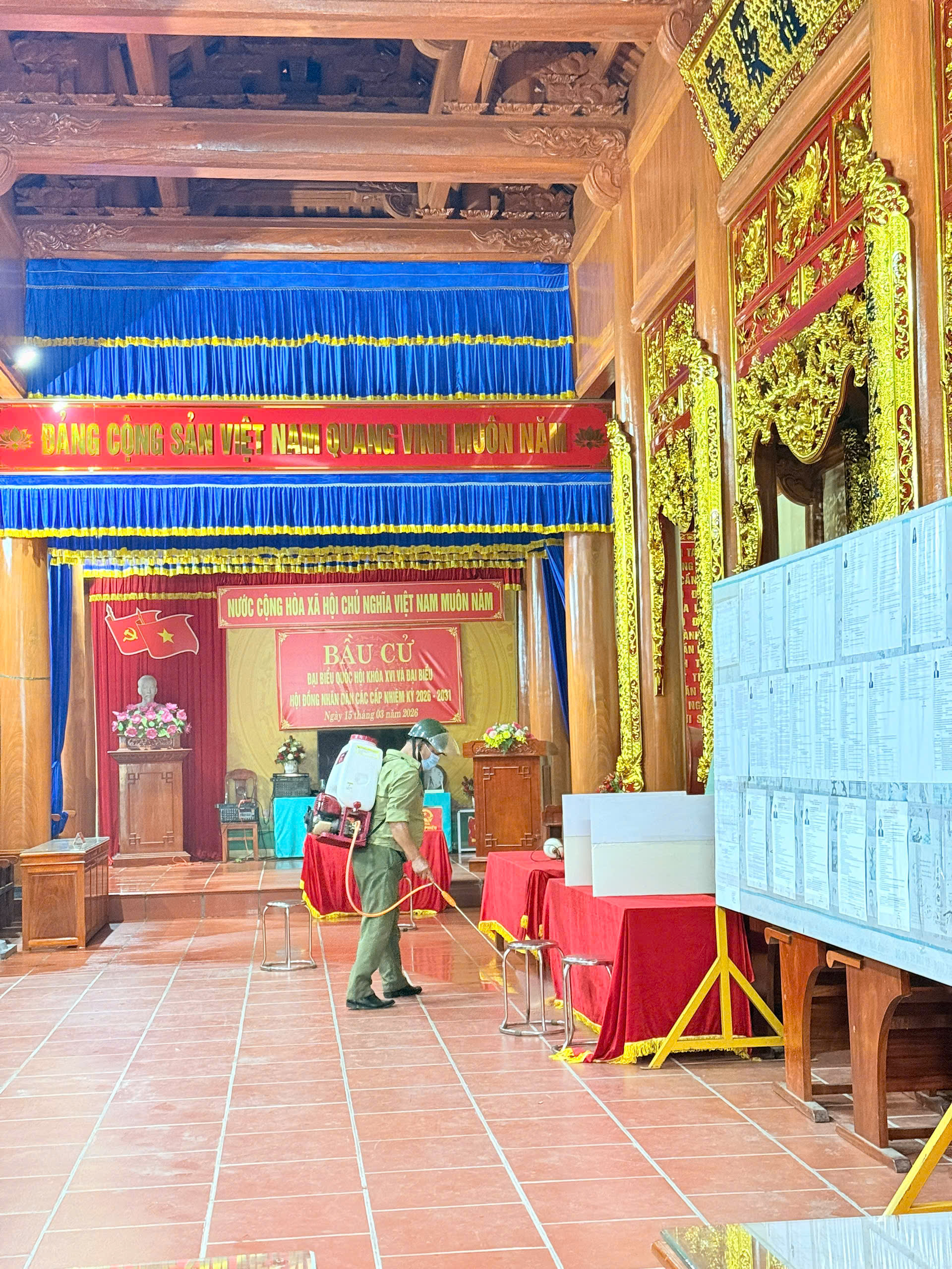 Xã Tiên La triển khai công tác phun tiêu độc khử trùng tại các điểm bầu cử đại biểu Quốc hội khóa XVI và đại biểu Hội đồng nhân dân các cấp nhiệm kỳ 2026 – 2031