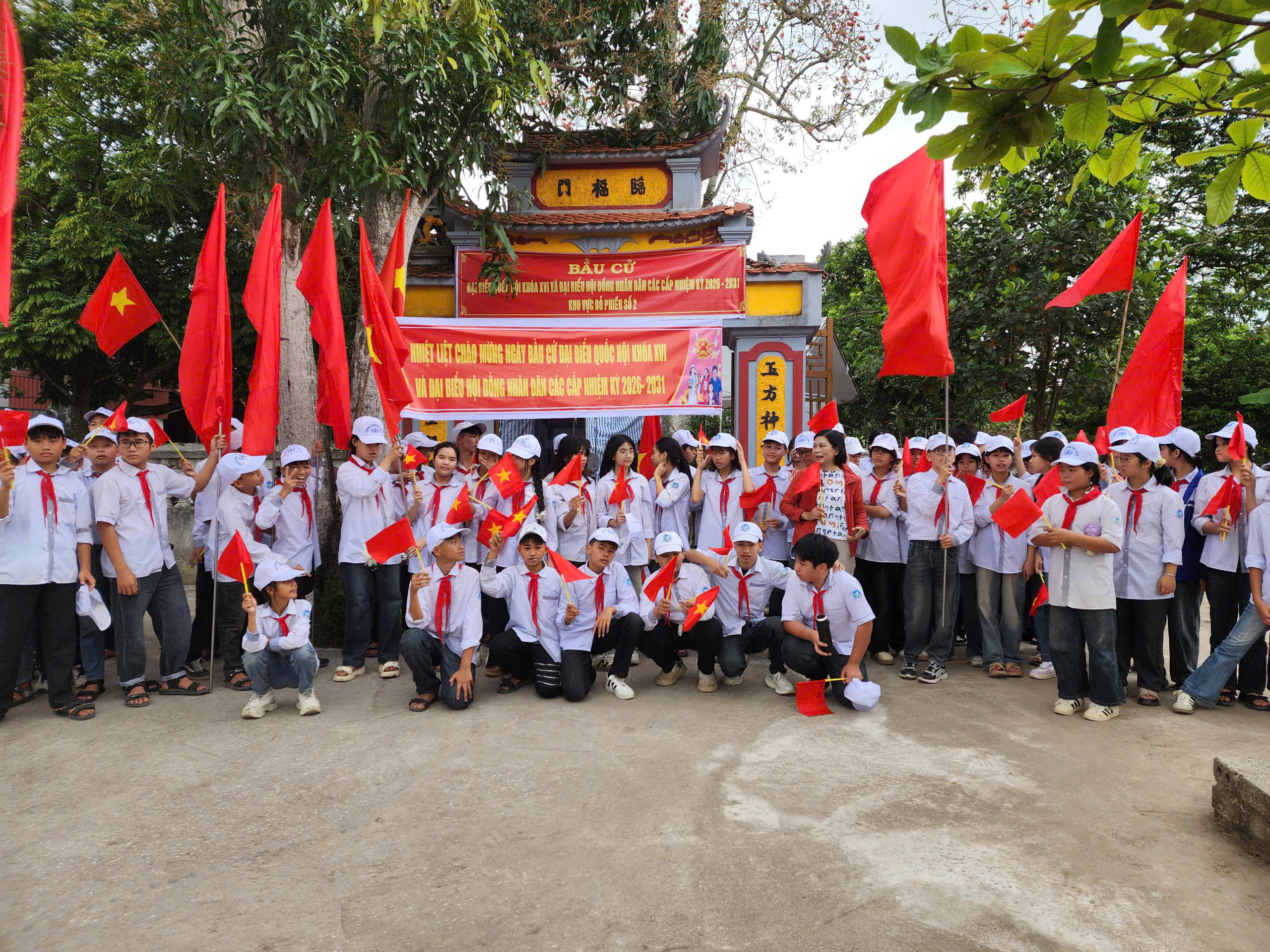 Học sinh các trường học trên địa bàn xã tham gia cổ động Ngày bầu cử ĐBQH khóa XVI và đại biểu HĐND các cấp nhiệm kỳ 2026 - 2031
