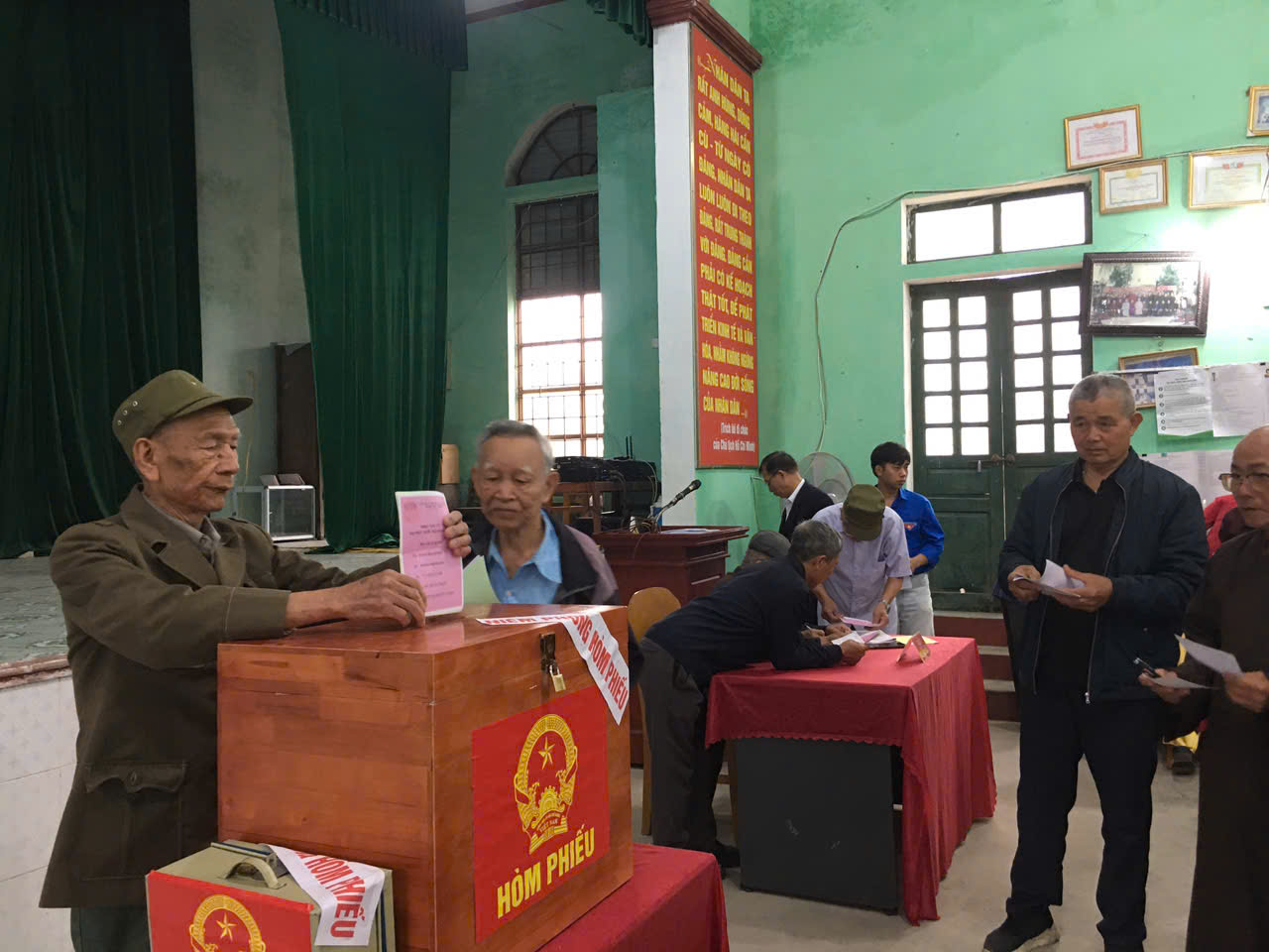 Cử tri xã Tiên La hân hoan đi bầu cử