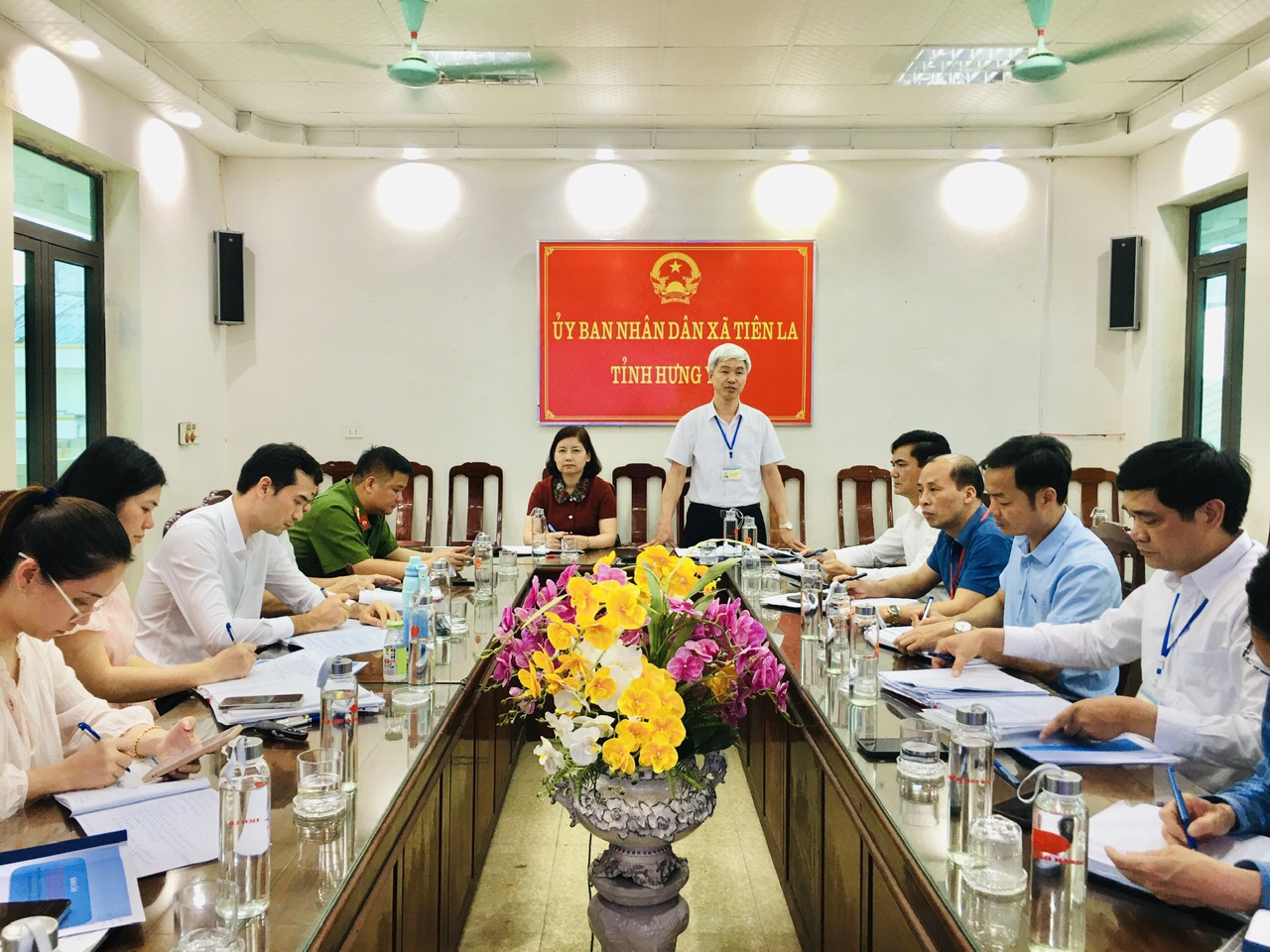 UBND xã Tiên La nghe công ty TNHH Dệt nhuộm xuất khẩu Thăng Long báo cáo tình hình triển khai thực hiện dự án mở rộng cụm công nghiệp Đồng Tu