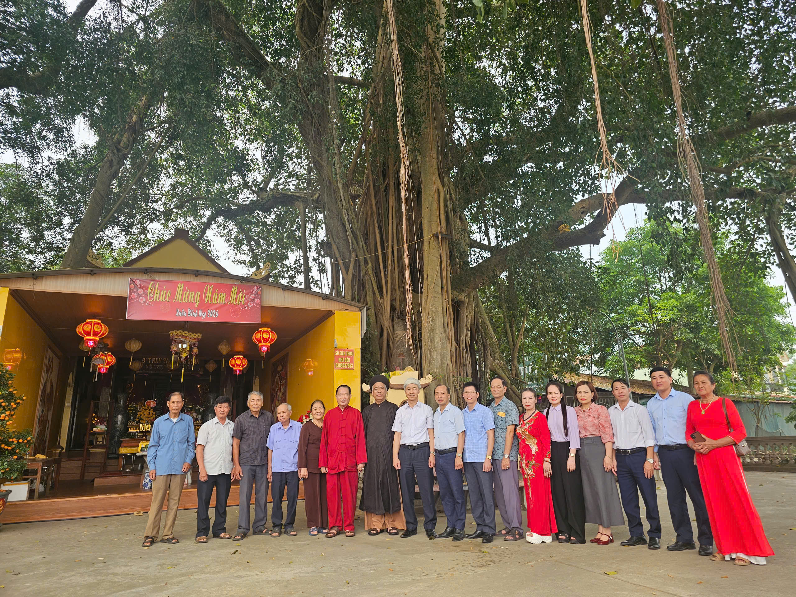 Đoàn công tác của xã Tiên La do đồng chí Đinh Bá Khải, Phó Bí thư Đảng ủy, Chủ tịch UBND xã làm trưởng đoàn đã đi dâng hương tại đền Bát Nàn tỉnh Phú Thọ