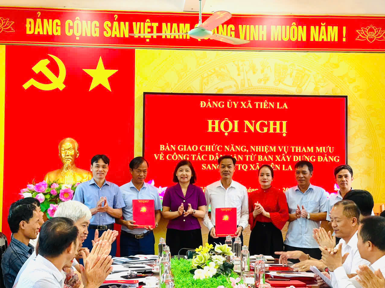 ĐẢNG ỦY XÃ TIÊN LA TỔ CHỨC BÀN GIAO CHỨC NĂNG, NHIỆM VỤ THAM MƯU VỀ CÔNG TÁC DÂN VẬN TỪ BAN XÂY DỰNG ĐẢNG SANG UỶ BAN MTTQ VIỆT NAM XÃ. 
